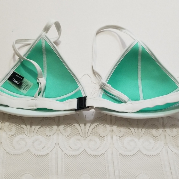 12T Triangl white textured bikini top. - Picture 2 of 4